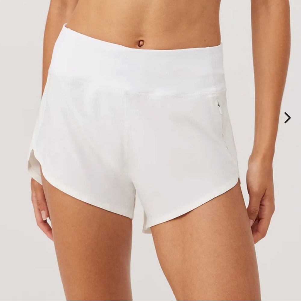 NWT! Outdoor Voices Hudson 2.5” Short in White (XL)
